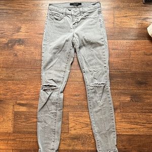 J BRAND SKINNY LEG RIPPED KNEE JEANS IN SILVER FOX SIZE 24